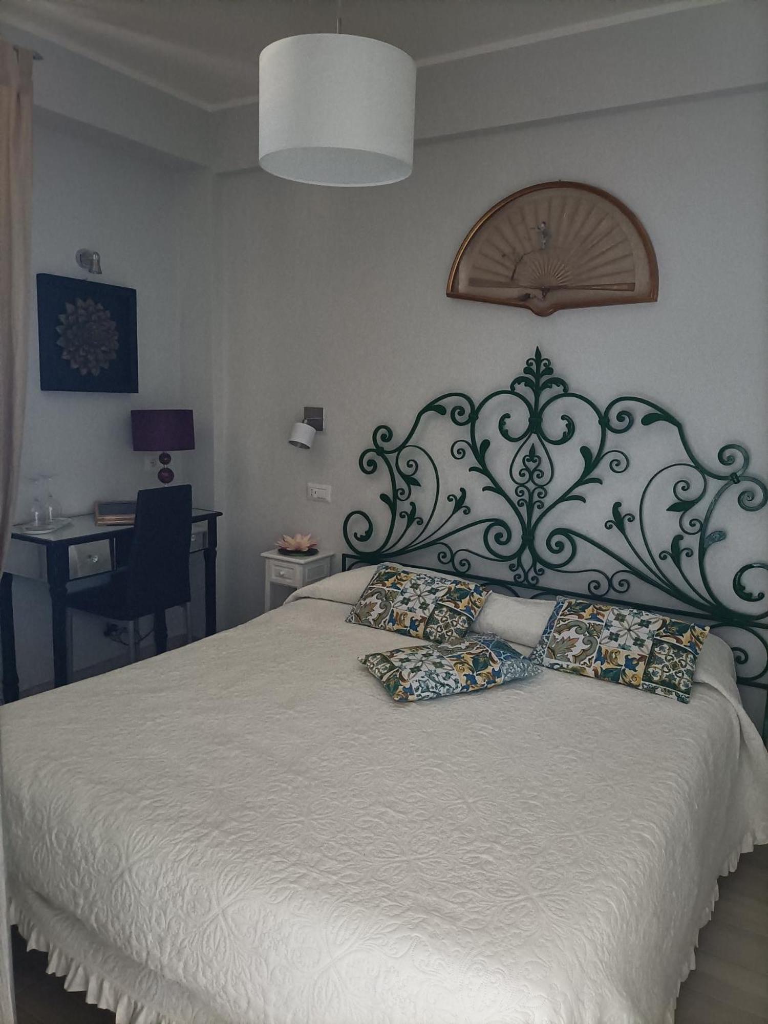Al Bajah Loft Monovano Con Requisiti Hotel Taormina Pokoj fotografie